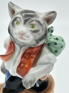 lot 43 image: Vintage Herend Porcelain Hand Painted Buss in Boots Figurine #5274