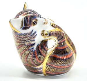 lot 35 image: Royal Crown Derby Cat Paperweight with Gold Stopper