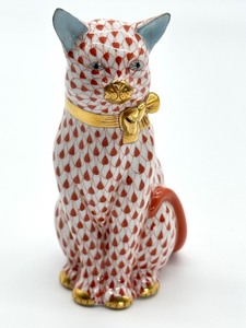 lot 33 image: Herend Fishnet Raspberry Sitting Cat with Bow Figurine