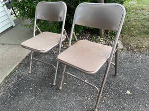 lot 237 image: 2 Samsonite Padded Folding Chairs