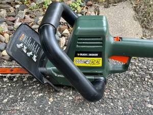 lot 242 image: Black and Decker Hedge Hog  22 Inch Hedge Trimmer