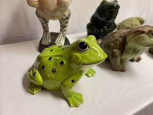 lot 200 image: Seven Fun Garden  Patio Frogs
