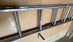 lot 231 image: 22 Foot Aluminum Extension Ladder