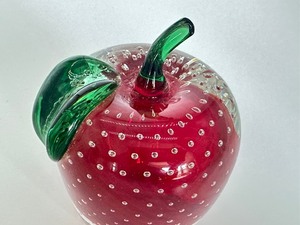 lot 86 image: Vintage Art Glass Apple Paperweight