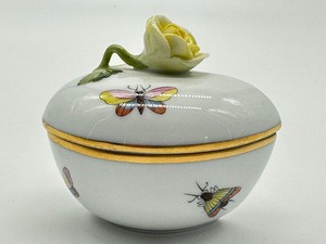 lot 87 image: Vintage Hand Painted Herend Heart Shaped Trinket Box in Rothschild Pattern with a Rose Handle