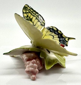 lot 96 image: Vintage Lorenz Hutschenreuther Kunstabteilung Porcelain Butterfly Figurine