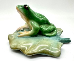 lot 97 image: Vintage Herend Frog Natural Series on Lilypad Figurine 5355