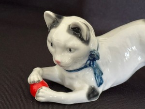 lot 107 image: Early Sitzendorf Porcelain Cat Figurine Playing with a Ball