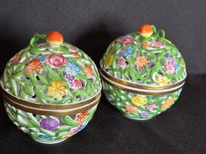 lot 11 image: Pair of Vintage Herend Reticulated Potpourri Small Lidded Boxes