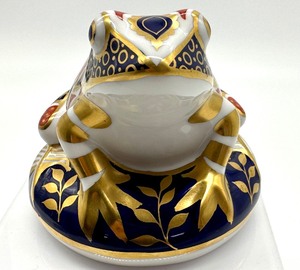 lot 12 image: Royal Crown Derby Frog Figurine Paperweight