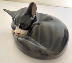 lot 301 image: Royal Copenhagen Sleeping Cat Figurine
