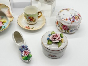 lot 137 image: Variety of Vintage Glassware Items