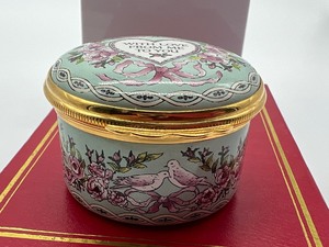 lot 140 image: Halcyon Days Valentines Day 1990 Enamel Trinket Box