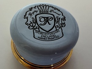 lot 149 image: Kingsbury Enamel Trinket Box with Cat Design
