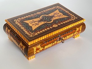 lot 158 image: Vintage Inlaid Design Music Box
