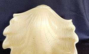 lot 317 image: Creamy-Toned Footed Seashore Bowl
