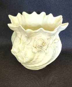 lot 318 image: Lovely Belleek Vase and Bowl