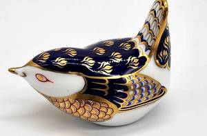 lot 324 image: Royal Crown Derby English Bone China Goldcrest Paperweight