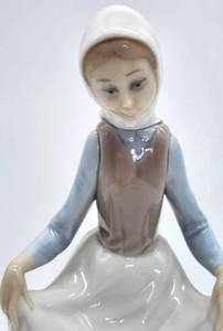 lot 330 image: Lladro Rabbits Food Glazed Figure, Number 4826