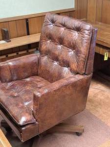 lot 466 image: Leather Executive Rolling Office Arm Chair