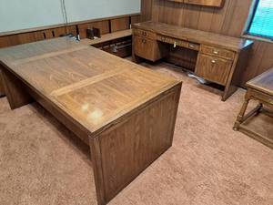 lot 465 image: Sligh Furniture (Holland.Michigan) Wood Office Desk Set - Locking Desk, Matching Credenza