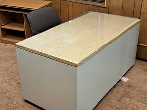 lot 473 image: Wood-TopMetal Office Desk 6-drawer