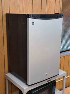 lot 475 image: GE Mini Refrigerator Freezer SMR04DASACS