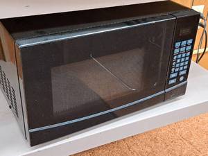 lot 476 image: Microwave Oven