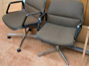 lot 480 image: Lot of (2) Swivel Office Chairs