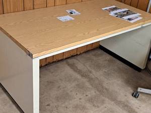 lot 489 image: Computer Desk