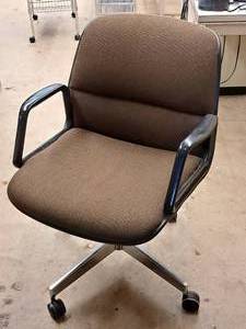 lot 495 image: Rolling Office Arm Chair