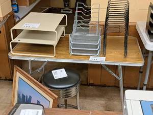 lot 500 image: Folding Table