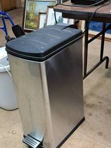 lot 505 image: Flip-Top Trash Can with Lid