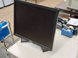 lot 522 image: 2006 Dell 18 Computer Monitor
