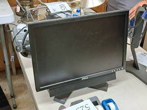 lot 521 image: Dell 18 Computer Monitor