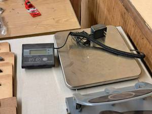 lot 535 image: Royal 200-lbs0.5-lbs 9V Shipping Scale DG200