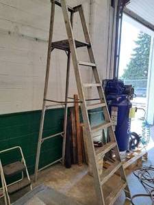 lot 238 image: 7-10 Aluminum StepPlatform Ladder