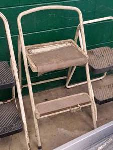lot 242 image: 32 MetalPlastic 2-step Step Up