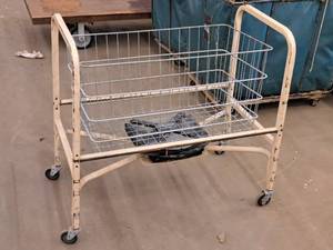 lot 263 image: MetalWire Rolling Utility Cart 34x18x34