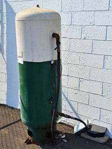 lot 215A image: 200-PSI Air Tank