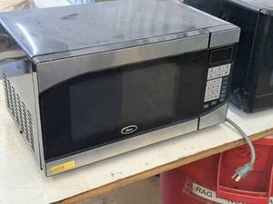 lot 378 image: Oster Household Microwave Oven