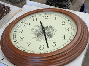 lot 383 image: 24 Battery-Operated Wall Clock
