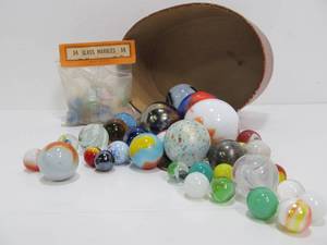 lot 23 image: Group of Vintage & Antique Marbles