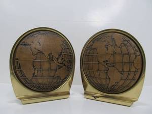 lot 48 image: Excellent Condition Vintage Brass & Leather World Globe Bookends