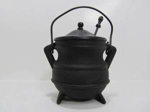 lot 54 image: Vintage Footed Cast Iron Pot wLid & Stringing Rod