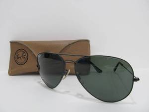 lot 62 image: Authentic Vintage RAY BAN Aviator Sunglasses wCase