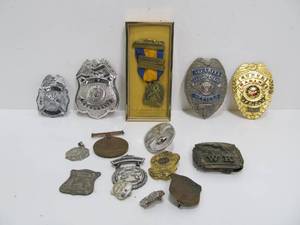 lot 69 image: Nice Collection of Vintage Badges etc