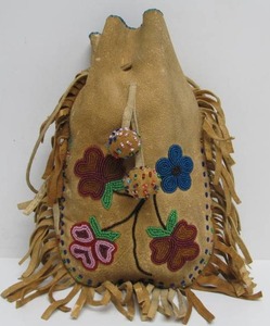 lot 98 image: Excellent Antique Native American Sioux Beaded Drawstring Pouch