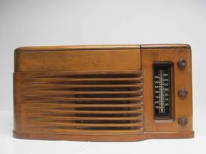 lot 105 image: Great Looking 1950s Tabletop RadioPhonograph Turntable