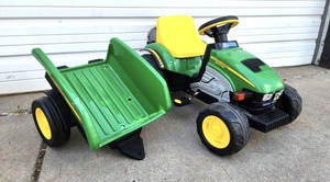 lot 187 image: Like-New JOHN DEERE Childs Ride-On Farm Tractor & Trailer